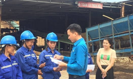 Ông Nguyễn Đức Thạch - Chủ tịch Công đoàn các KKT tỉnh Hà Tĩnh trao quà cho công nhân khó khăn. Ảnh: CĐ