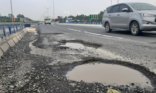 Cao tốc Đà Nẵng - Quảng Ngãi hư hỏng nặng. Ảnh: PV