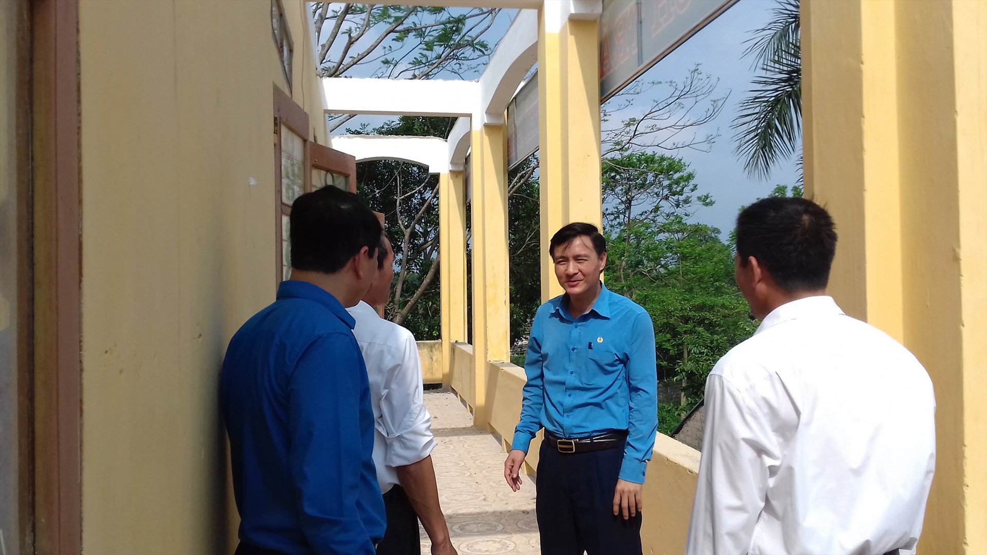 Chủ tịch LĐLĐ tỉnh Thái Nguyên hỏi han, động viên thầy cô nhà trường bị thiệt hại do giông lốc. Ảnh: CĐTN