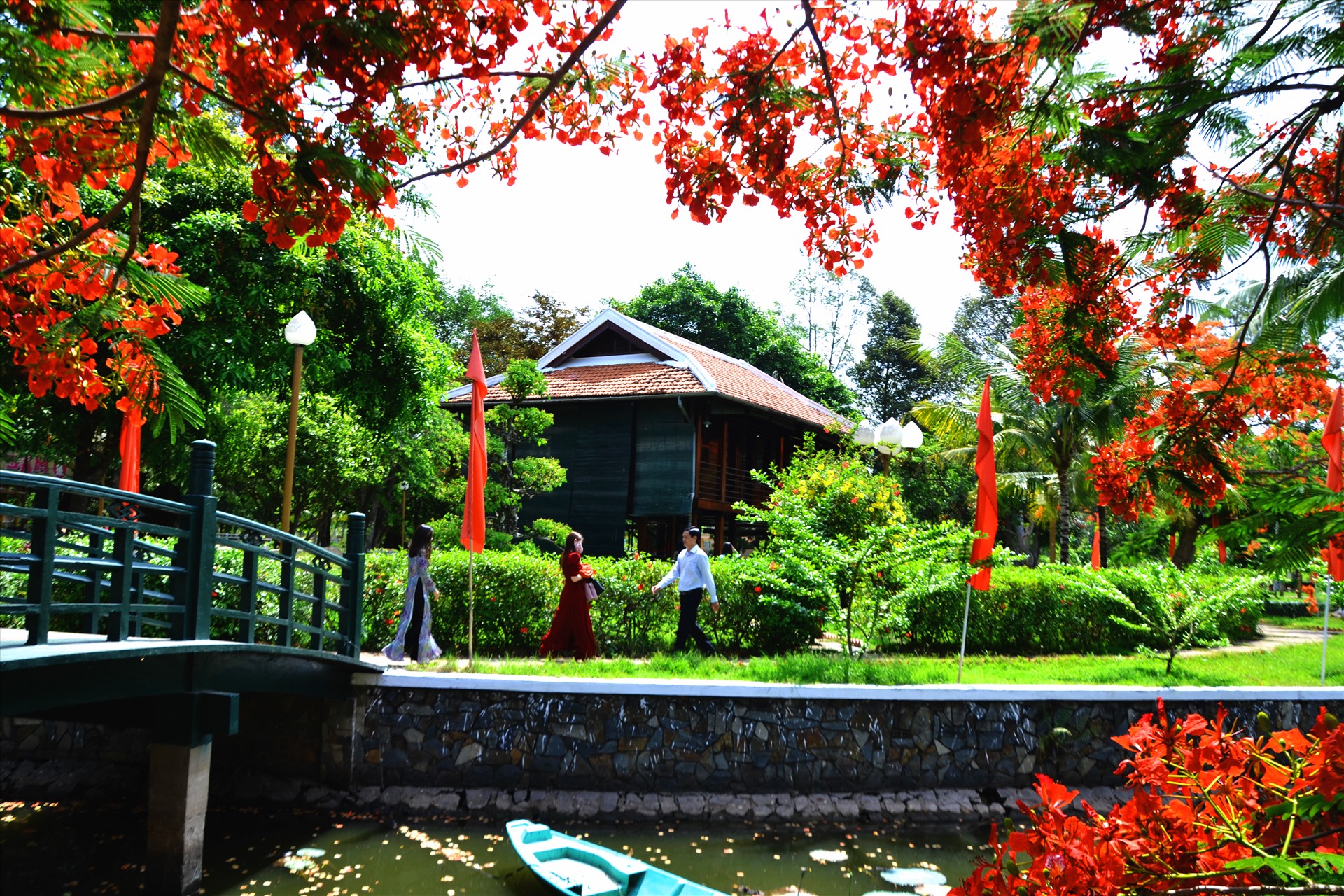 Một góc Nhà sàn Bác Hồ trong khuôn viên Di tích Nguyễn Sinh Sắc. Ảnh: LỤC TÙNG