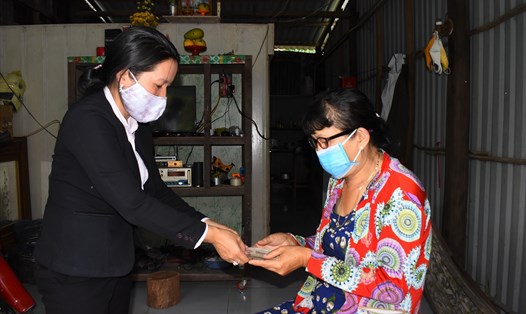 Gia đình bà Lâm Thị Hằng - một lao động tự do ở TP.Cần Thơ - nhận hỗ trợ từ gói 62.000 tỉ đồng. Ảnh: nhân hảo