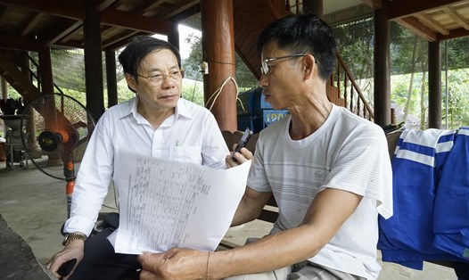 Sau 8 năm nhường đất cho dự án thủy điện Hủa Na, hộ Lô Hồng Ngân (bìa phải, xã Đồng Văn-Quế Phong) vẫn chưa được nhận tiền bồi thường đất nông nghiệp. Ảnh: Quang Đại