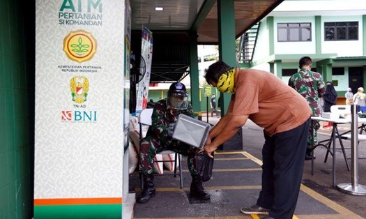 ATM gạo được triển khai ở xung quanh thủ đô Indonesia. Ảnh: Reuters.