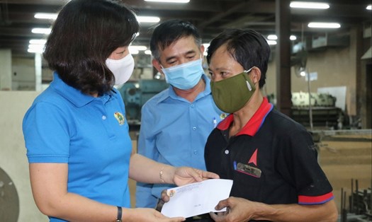 Bà Trương Thị Bích Hạnh trao quà cho công nhân gặp khó khăn tại doanh nghiệp. Ảnh: Hoàng Trung