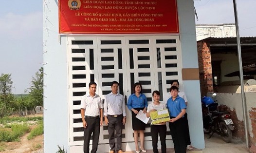 LĐLĐ huyện Lộc Ninh bàn giao nhà và tặng quà cho gia đình chị Ái. Ảnh LĐLĐ Lộc Ninh cung cấp