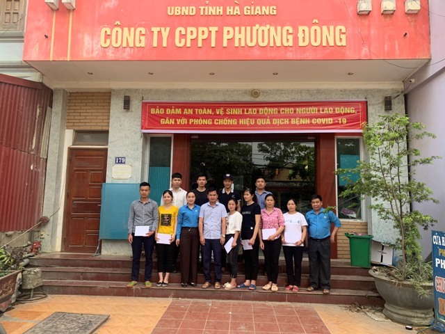 Lãnh đạo Liên đoàn Lao động huyện Yên Minh (Hà Giang) tặng quà cho công nhân lao động. Ảnh: Tuấn Anh