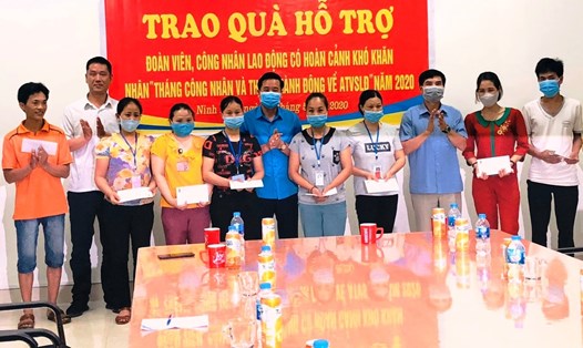 Đại diện lãnh đạo Ủy ban MTTQ Việt Nam và lãnh đạo LĐLĐ tỉnh Ninh Bình tặng quà cho CNLĐ tại Cty TNHH Ever Great International. Ảnh: NT