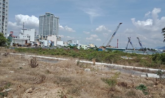 Dự án Khu dân cư Cồn Tân Lập (phường Xương Huân, Nha Trang, Khánh Hòa) vẫn là bãi đất trống trong nhiều năm qua. Ảnh: Nhiệt Băng