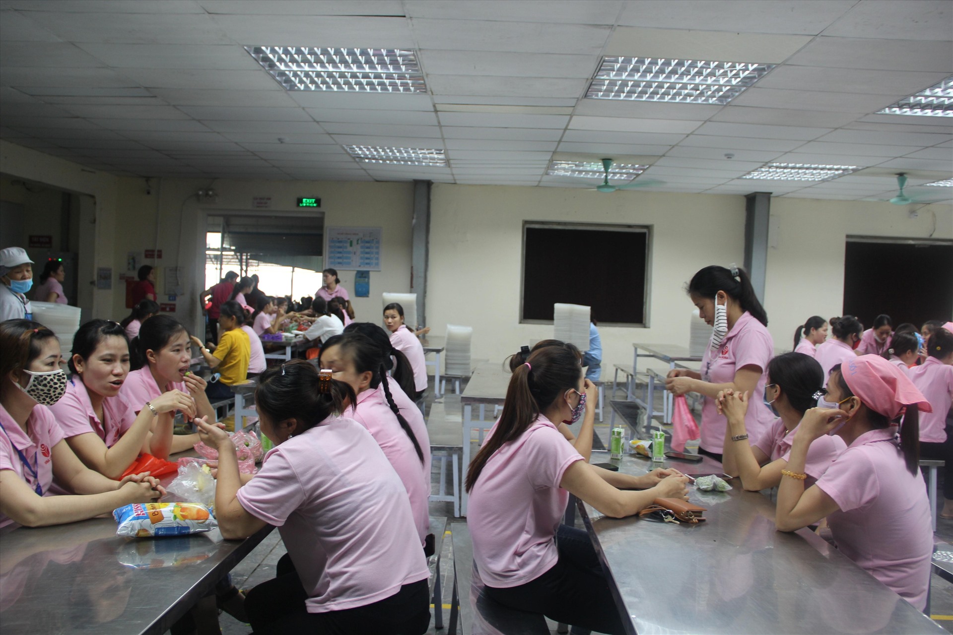 Công nhân lao động thưởng thức “Bữa sáng hạnh phúc” tại nhà ăn công ty. Ảnh: Huyền Trang