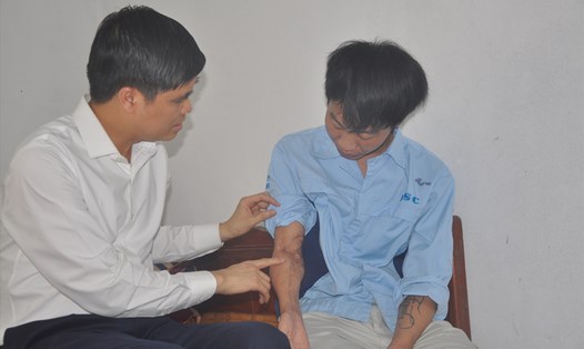 Phó Chủ tịch Tổng Liên đoàn Lao động Việt Nam Ngọ Duy Hiểu thăm hỏi, động viên công nhân Trần Văn Bảo. Ảnh: Bảo Hân