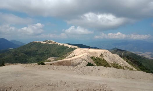 Núi Chín Khúc (TP.Nha Trang, tỉnh Khánh Hòa) bị san ủi, mở đường lên tận đỉnh để làm các dự án. Ảnh: Lưu Hoàng
