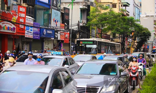 Ghi nhận của PV tại một số tuyến đường nội thành Hà Nội trong sáng 12.5, các phương tiện di chuyển khó khăn, nhiều đoạn ùn tắc kéo dài. Ảnh Tô Thế