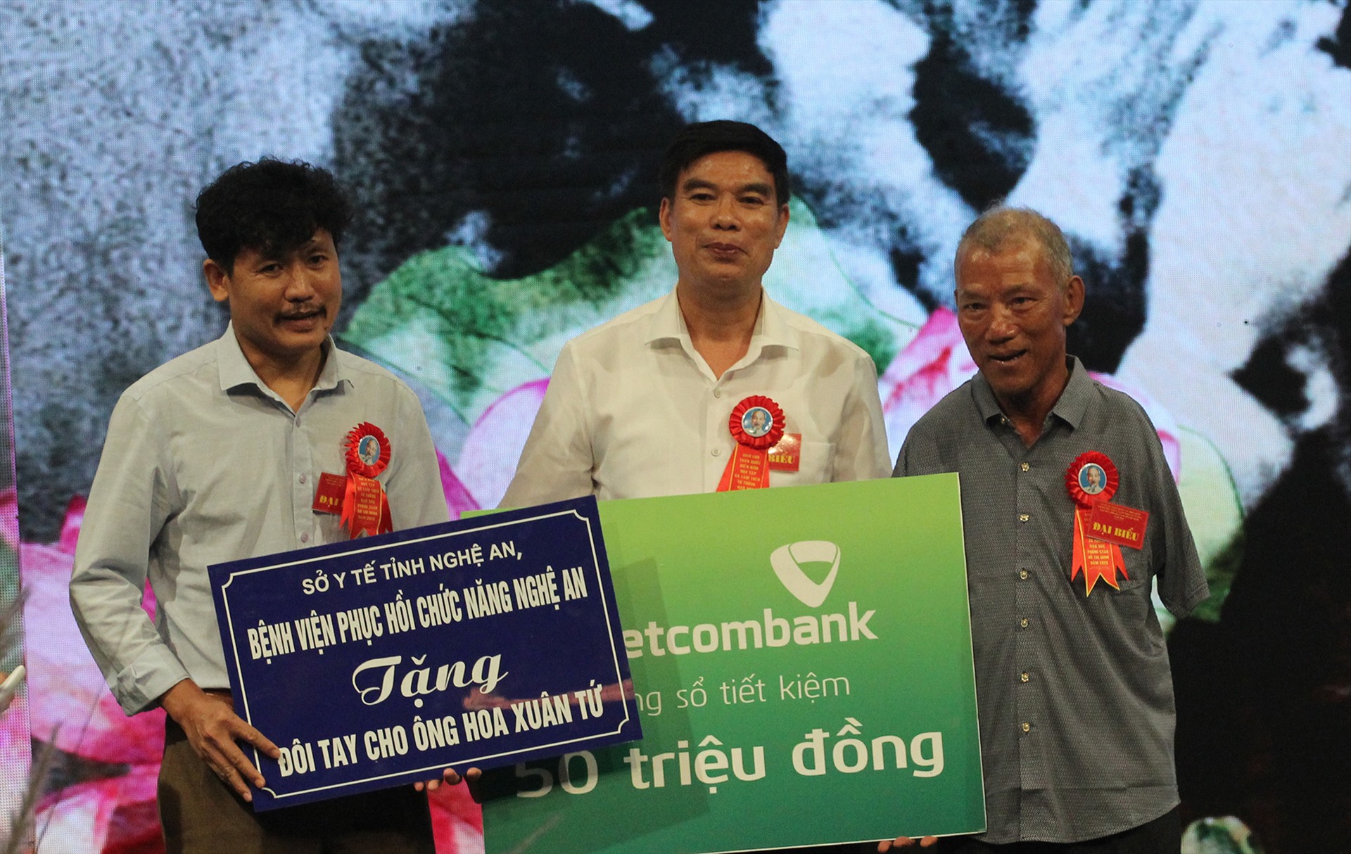 Người nông dân không tay Hoa Xuân Tứ (bìa phải) được nhận món quà đặc biệt từ chương trình. Ảnh Thanh Thanh