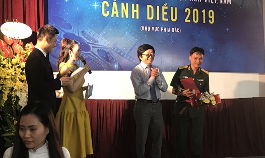 NSND Lê Hồng Chương (trái) trao giải CDV phim tài liệu cho đạo diễn Vũ Minh Phương phim “Chư Tan Kra”. Ảnh: VIỆT VĂN