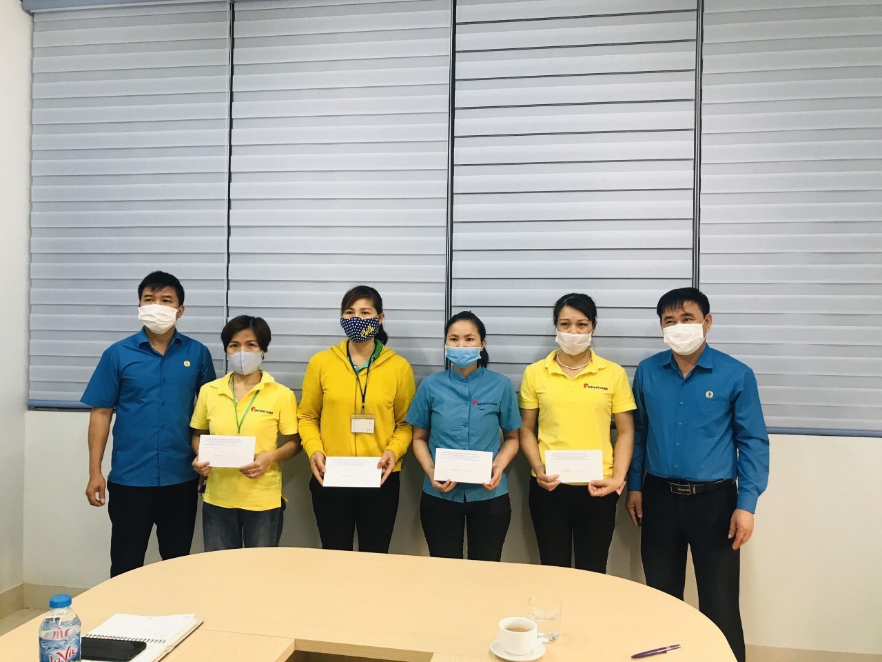 Lãnh đạo LĐLĐ tỉnh Bắc Giang trao kinh phí hỗ trợ cho công nhân khó khăn tại Công ty Trách nhiệm Hữu hạn Daeyang Hà Nội. Ảnh: Nguyễn Thị Mơ