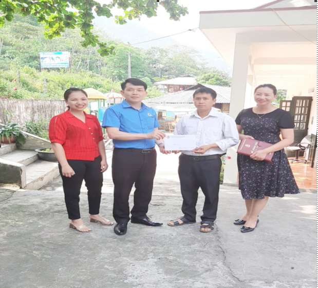 Đồng chí Vũ Văn Hữu - Chủ tịch LĐLĐ huyện, đại diện công đoàn cơ sở trao hỗ cho đoàn Giàng A Hờ công đoàn cơ sở trường tiểu học xã Pa Ham. Ảnh Vũ Hữu