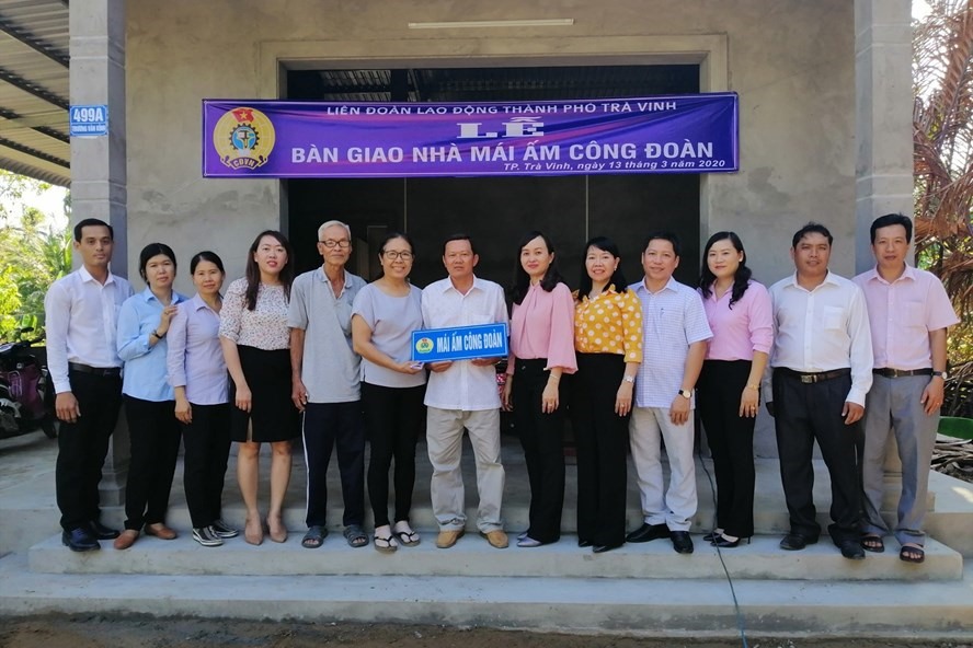 LĐLĐ TP. Trà Vinh bàn giao nhà mái ấm công đoàn cho đoàn viên khó khăn về nhà ở. Ảnh: Trí Dũng