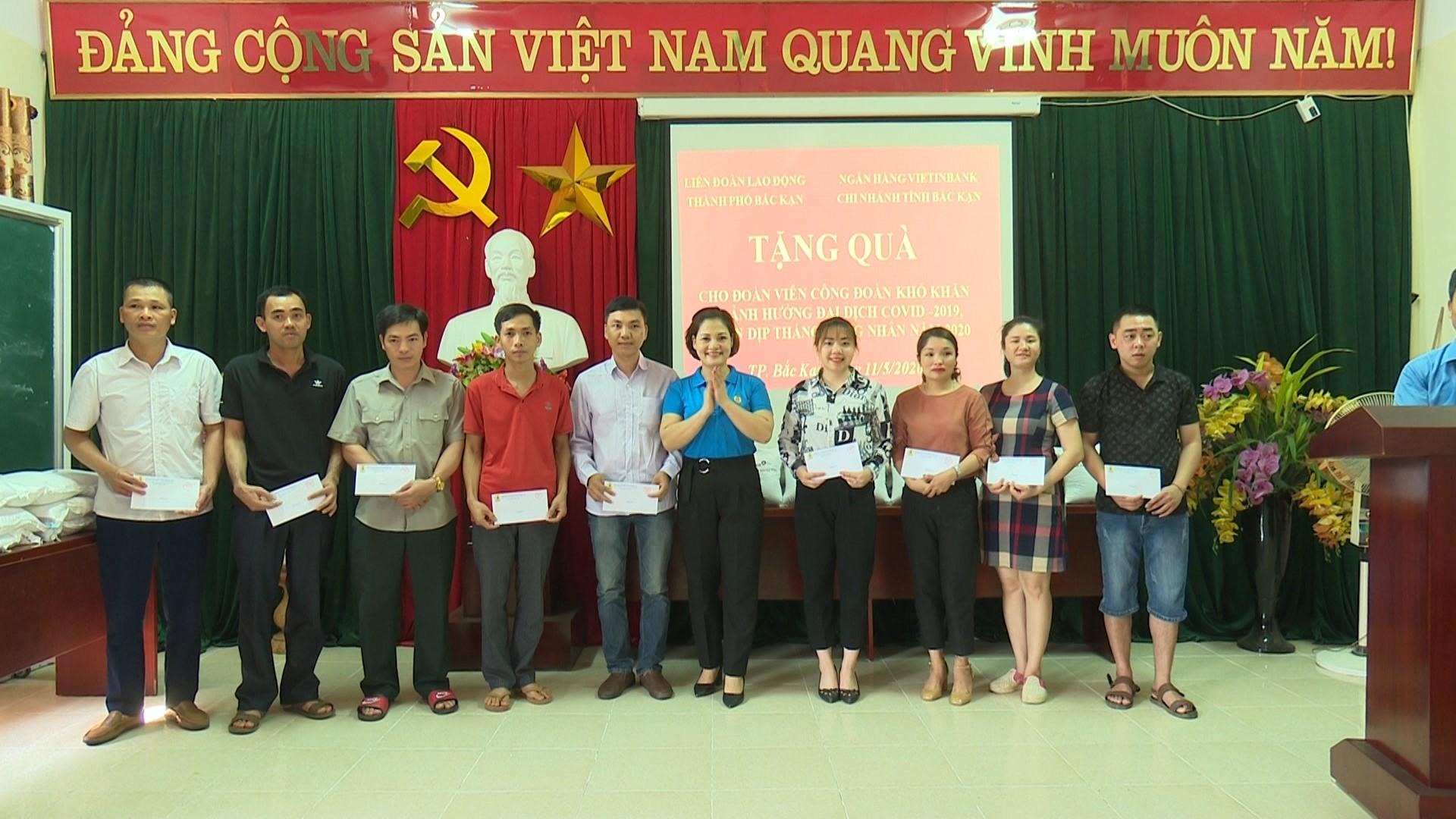 Đồng chí Đào Thị Thúy - Chủ tịch LĐLĐ thành phố Bắc Kạn trao quà cho đoàn viên. Ảnh: Ngọc Liêm
