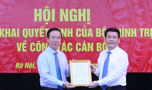 Trưởng Ban Tuyên giáo Trung ương Võ Văn Thưởng trao quyết định cho ông Nguyễn Hồng Diên. Ảnh VGP