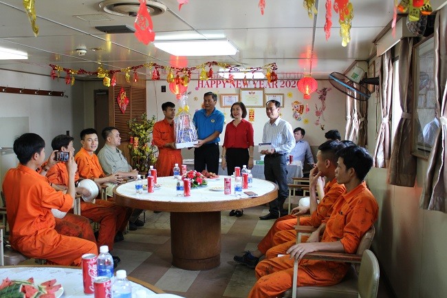 Công đoàn Công ty Cổ phần Vận tải và thuê tàu biển Việt Nam tặng quà sĩ quan, thuyền viên. Ảnh: Phương Nguyễn