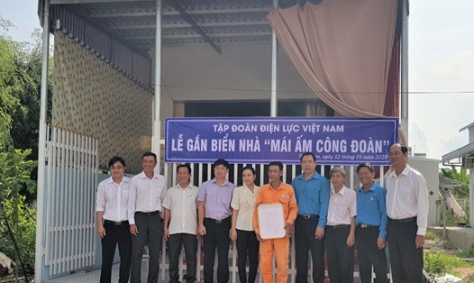 Trao nhà "Mái ấm Công đoàn" cho đoàn viên Nguyễn Thanh Diện, Công ty Điện lực An Giang, trực thuộc EVNSPC. Ảnh Đình Hoàng.