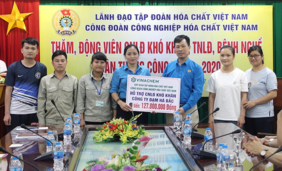 Chủ tịch Công đoàn Công nghiệp Hoá chất Việt Nam Nguyễn Huy Thông (thứ ba từ phải sang) trao hỗ trợ cho công nhân. Ảnh: Xuân Tùng