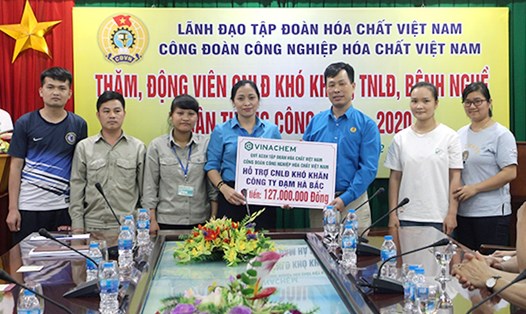 Chủ tịch Công đoàn Công nghiệp Hoá chất Việt Nam Nguyễn Huy Thông (thứ ba từ phải sang) trao hỗ trợ cho công nhân. Ảnh: Xuân Tùng