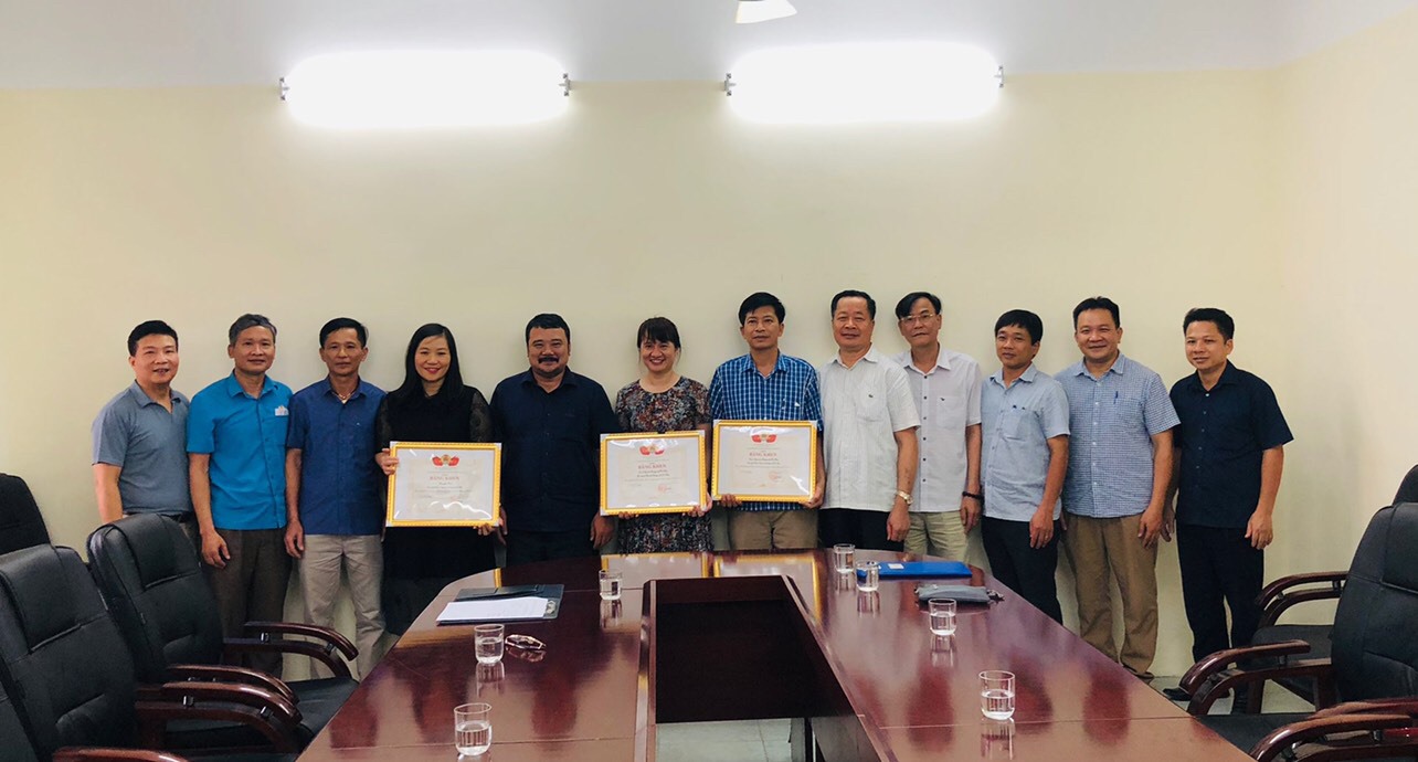 Trao Bằng khen cho 3 tập thể. Ảnh: Chu Kiên