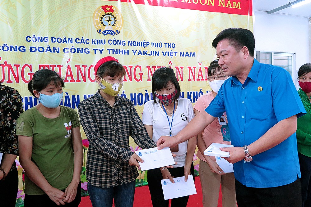 Đồng chí Hà Đức Quảng – Chủ tịch LĐLĐ tỉnh trao quà đến các đoàn viên. Ảnh: Hoàng Tuấn