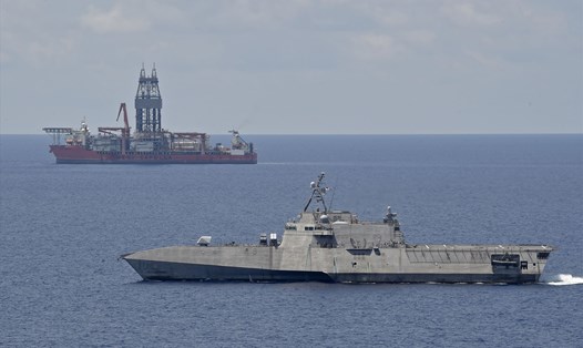 Tàu USS Gabrielle Giffords hiện diện gần tàu khoan dầu khí mang cờ Panama là West Capella ở Nam Biển Đông. Ảnh: ĐSQ Mỹ