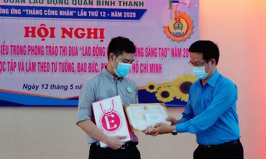 Đại diện LĐLĐ quận Bình Thạnh trao giấy chứng nhận và quà tặng cho CNVCLĐ được tuyên dương. Ảnh LĐLĐ quận cung cấp.