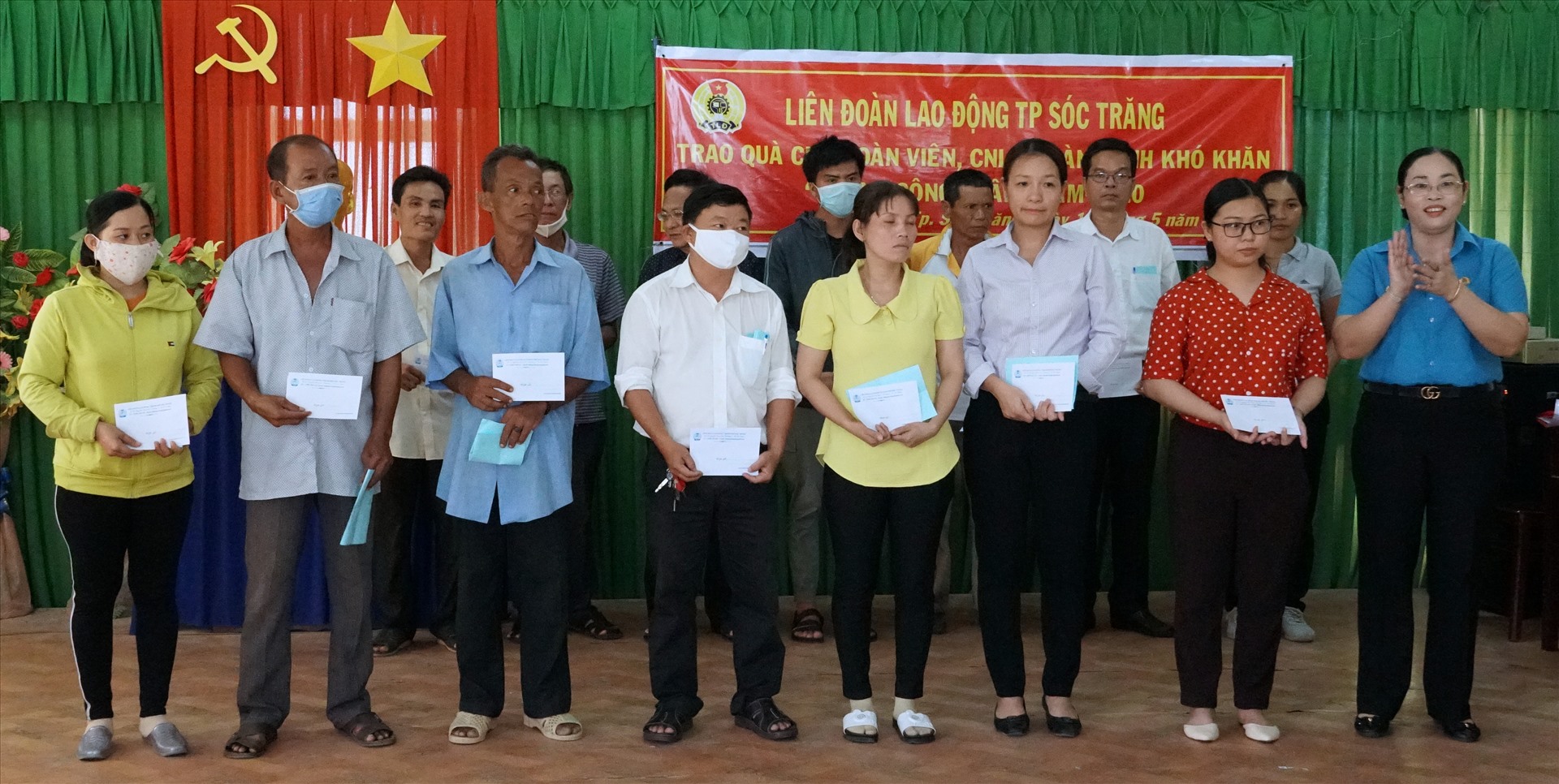 Phó Chủ tịch thường trực LĐLĐ tỉnh Sóc Trăng Lục Bích Phúc trao quà cho công nhân lao động Thành phố Sóc Trăng. Ảnh Trường Khoa
