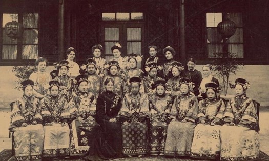 Ảnh chụp tập thể của các cách cách triều đại nhà Thanh chụp vào khoảng năm 1904 - 1907 trước Đại sứ quán Mỹ. Ảnh: Baidu