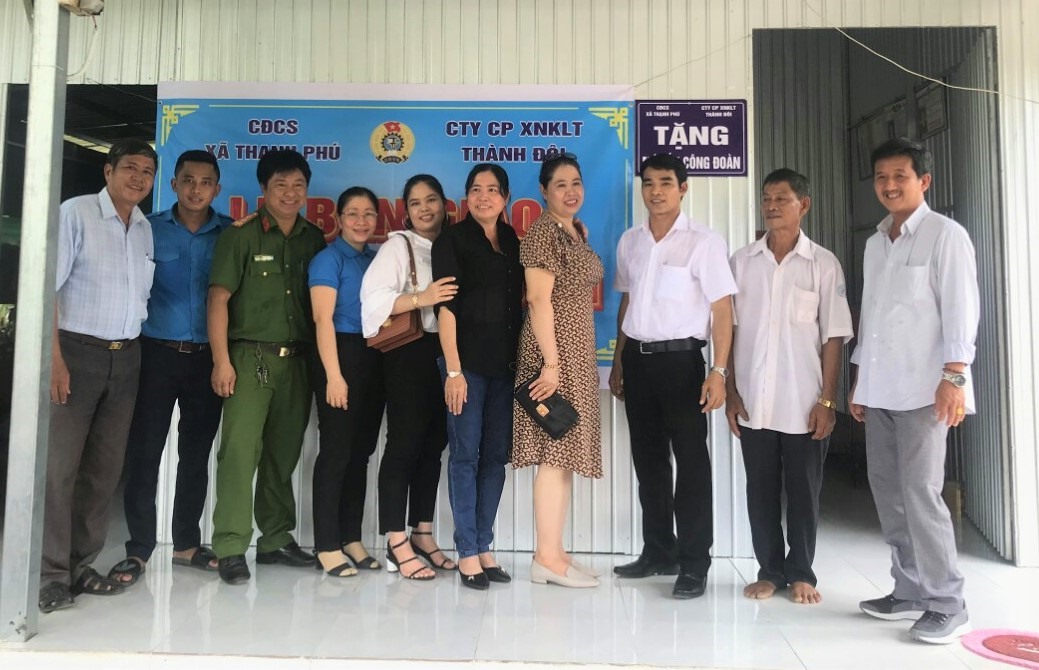 Lễ bàn giao mái ám Công đoàn cho đoàn viên Trương Ngọc Cát (đứng thứ 2 từ bên phải sang). Ảnh: Văn Thừa
