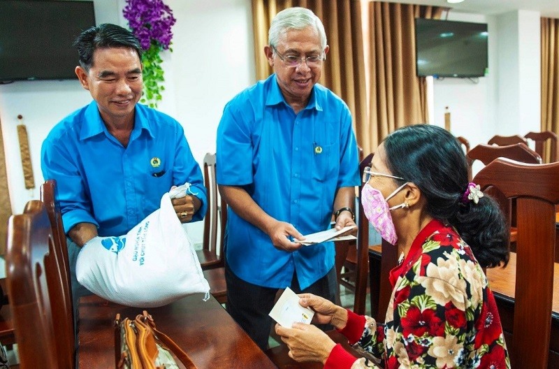 Chủ tịch LĐLĐ tỉnh An Giang Nguyễn Thiện Phú (bìa phải) cùng lãnh đạo LĐLĐ TP Long Xuyên trao quà tận tay cho đoàn viên, NLĐ khó khăn bị bệnh hiểm nghèo. Ảnh: Thanh Hùng
