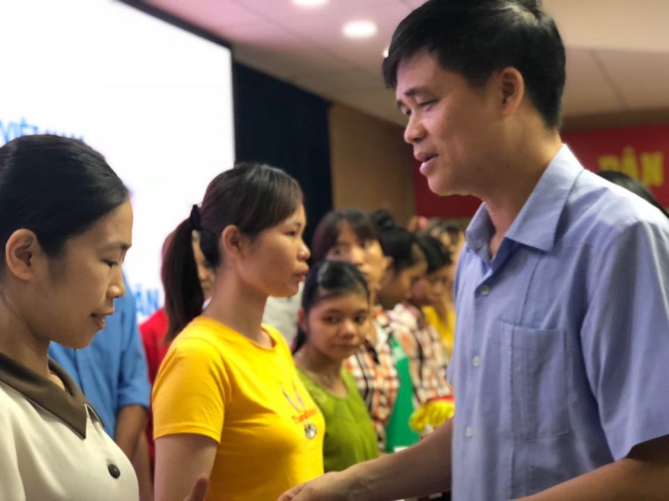Ông Ngọ Duy Hiểu - Chủ tịch CĐ Viên chức VN, Phó Chủ tịch Tổng LĐLĐVN trao quà cho đoàn viên CĐ tại TƯ Đoàn Thanh niên Cộng sản Hồ Chí Minh. Ảnh: Đ.Phương