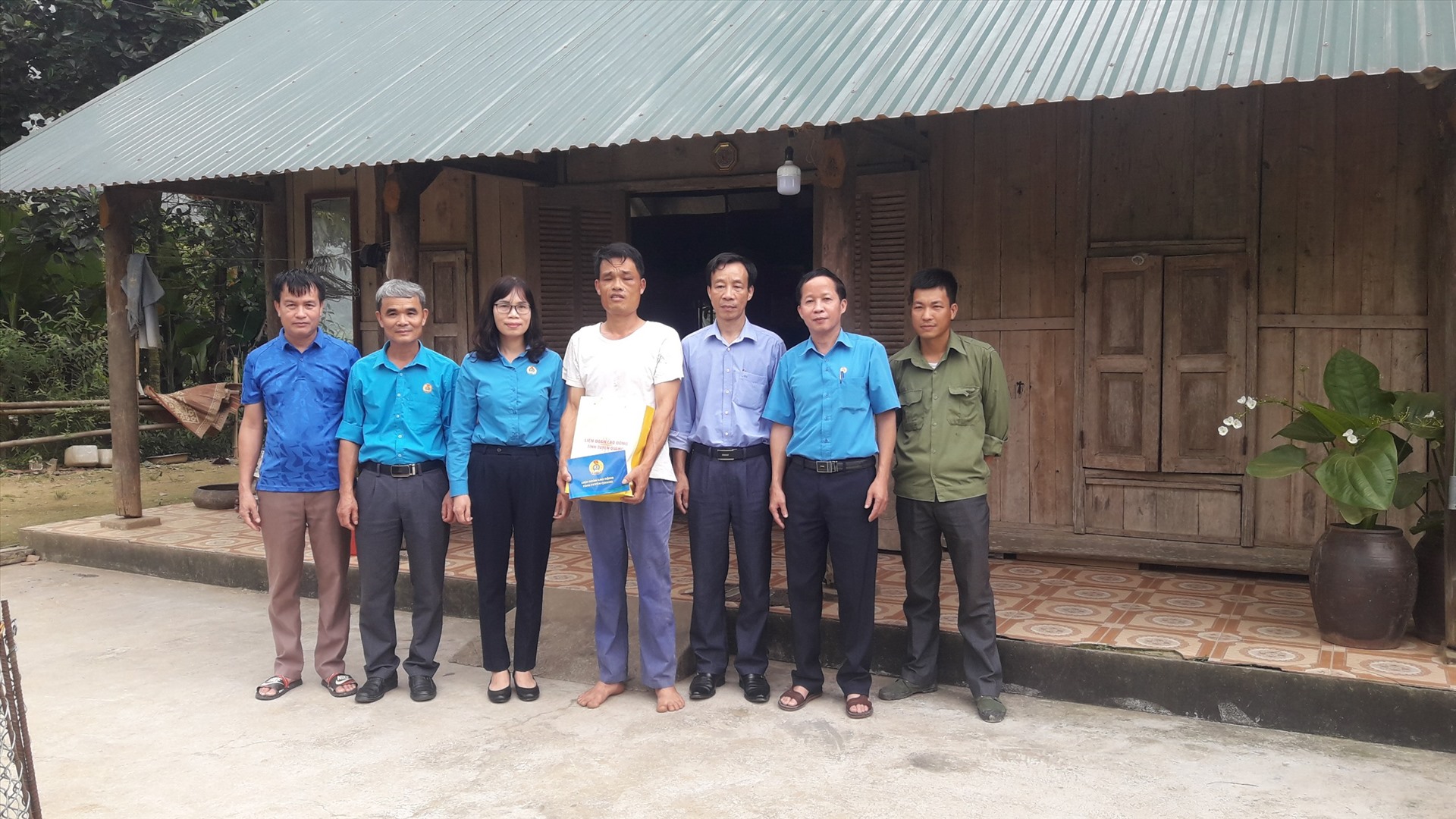 Lãnh đạo LĐLĐ tỉnh Tuyên Quang trao quà cho đoàn viên có hoàn cảnh khó khăn. Ảnh: LĐTQ