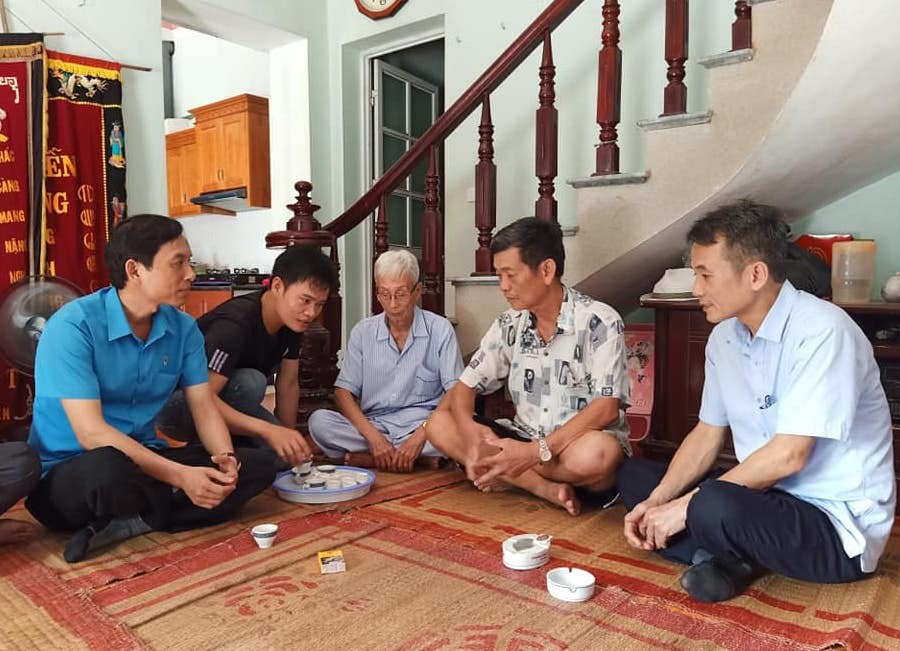 Đồng chí Mai Xuân Anh - Chủ tịch LĐLĐ tỉnh Hải Dương (ngoài cùng bên trái) động viên gia đình đoàn viên bị tai nạn giao thông. Ảnh: CĐHD