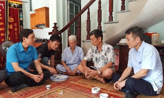 Đồng chí Mai Xuân Anh - Chủ tịch LĐLĐ tỉnh Hải Dương (ngoài cùng bên trái) động viên gia đình đoàn viên bị tai nạn giao thông. Ảnh: CĐHD