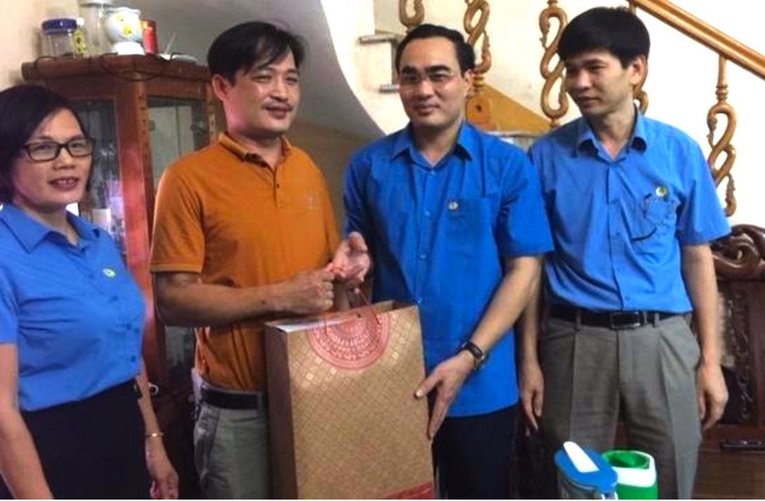 Đồng chí Nguyễn Hữu Long - Chủ tịch LĐLĐ tỉnh Lào Cai tặng quà công nhân bị tai nạn lao động. Ảnh: Triệu Tuyến