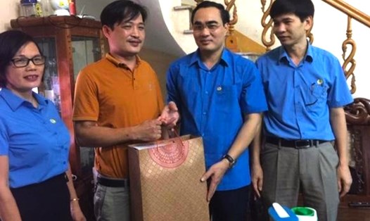 Đồng chí Nguyễn Hữu Long - Chủ tịch LĐLĐ tỉnh Lào Cai tặng quà công nhân bị tai nạn lao động. Ảnh: Triệu Tuyến