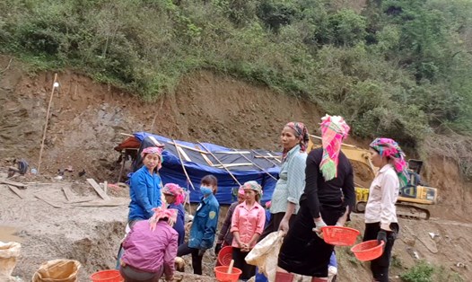 Những người phụ nữ sống bám vào hoạt động khai thác trái phép trong khu vực mỏ vàng Minh Lương (Văn Bàn, Lào Cai). Ảnh: P.V