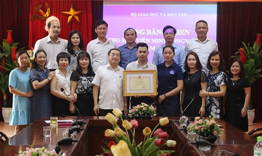 Sinh viên Lào được nhận bằng khen của Bộ trưởng Bộ GDĐT. Ảnh: Minh Thu