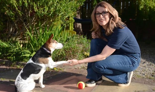 Tiến sĩ Lucy Asher - đồng tác giả công trình nghiên cứu cùng chó cưng Martha của mình. Ảnh: The Guardian