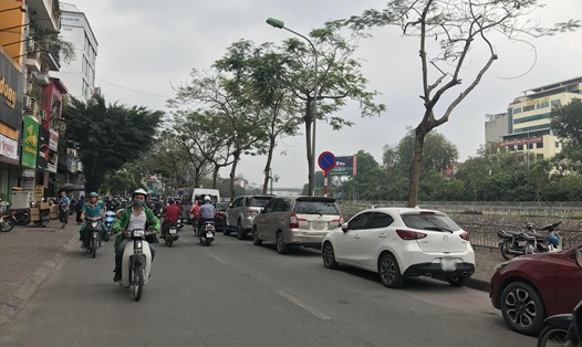 Hàng loạt ôtô ngang nhiên đỗ xe dù có biển cấm trên đường Nguyễn Khang. Ảnh: Hiền Thanh