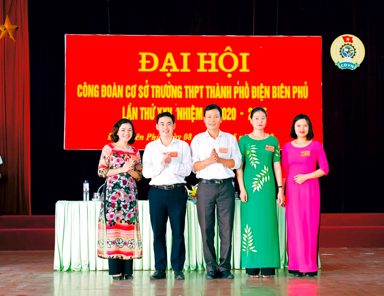 BCH Công đoàn cơ sở Trường THPT Thành phố Điện Biên Phủ, nhiệm kỳ 2020-2025 ra mắt Đại hội. Ảnh: Bùi Thuý