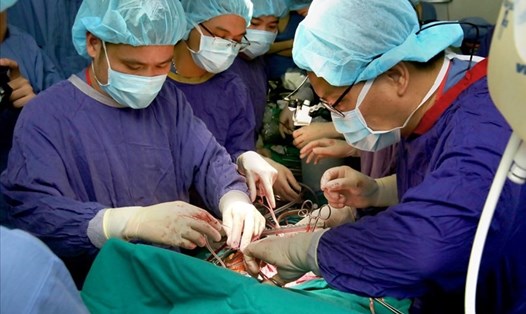 Các bác sĩ Bệnh viện Hữu nghị Việt Đức thực hiện ghép phổi (ảnh minh hoạ). Nguồn: BVCC
