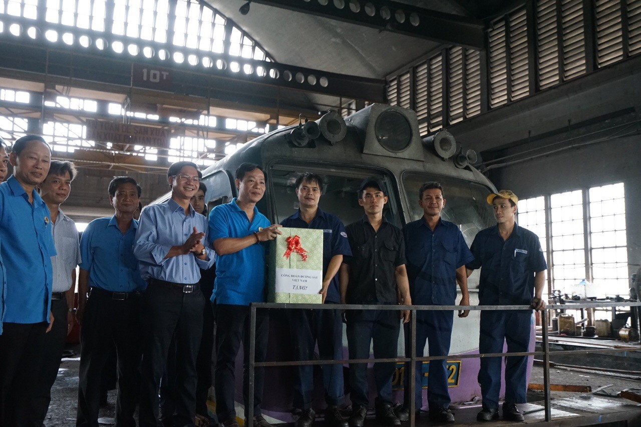 Chủ tịch Công đoàn Đường sắt Việt Nam (thứ 5 từ phải sang) thăm hỏi, động viên công nhân lao động thực hiện công trình. Ảnh: Khánh Thuỷ