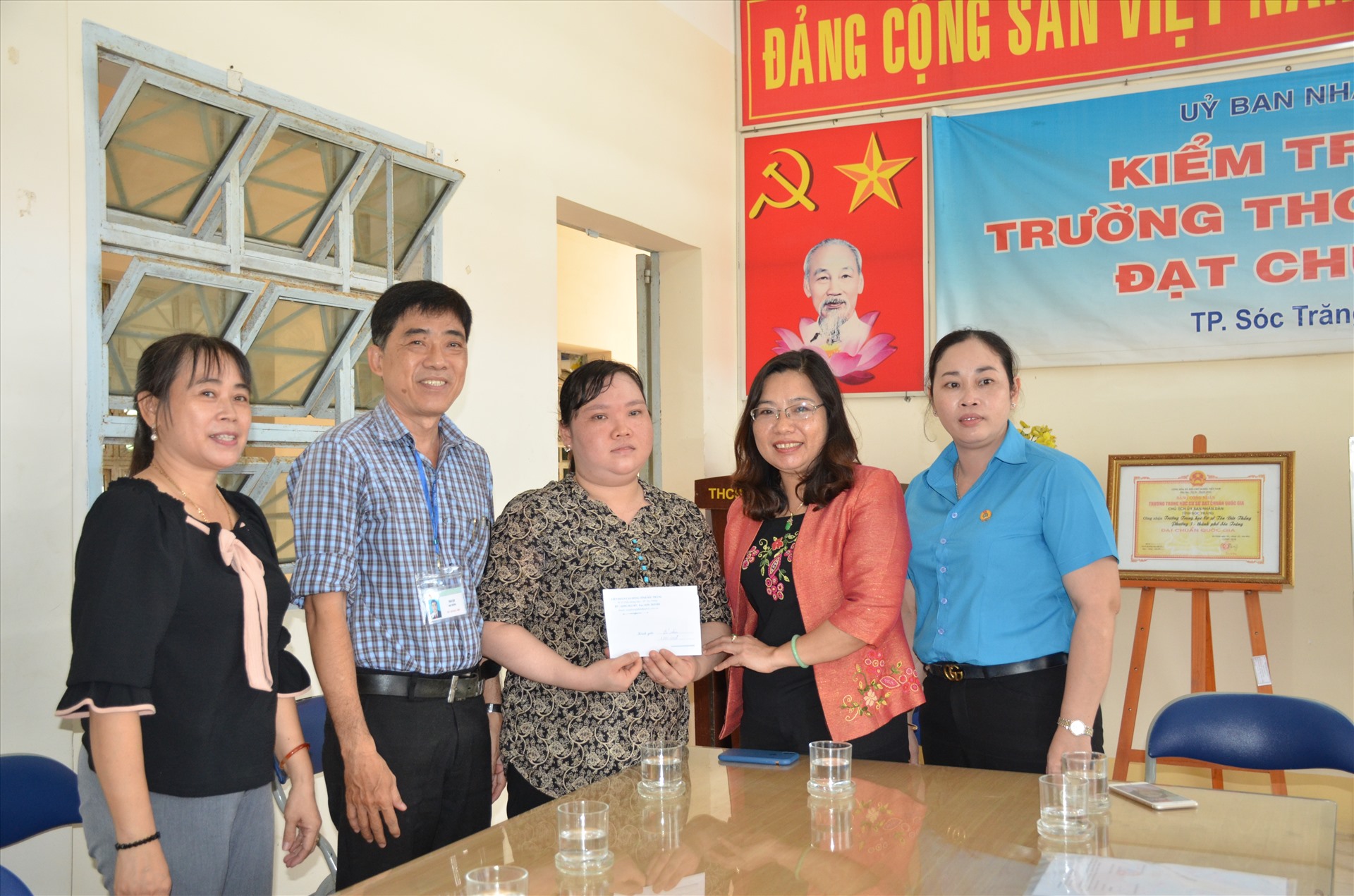 Trưởng Ban Dân vận Tỉnh ủy Sóc Trăng Hồ Thị Cẩm Đào trao quà cho đoàn viên. Ảnh: Trường Khoa