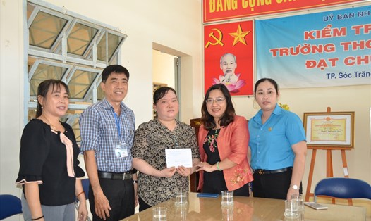 Trưởng Ban Dân vận Tỉnh ủy Sóc Trăng Hồ Thị Cẩm Đào trao quà cho đoàn viên. Ảnh: Trường Khoa